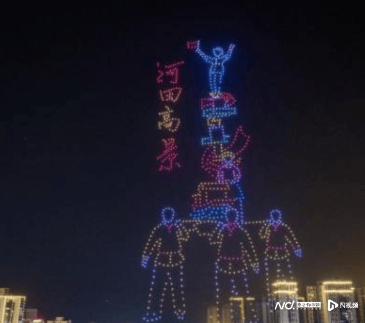 以天為紙<strong></p>
<p>光繪機(jī)</strong>，以光為筆，廣東汕尾千機(jī)繪客韻:光繪機(jī)