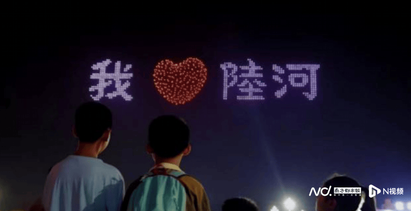 以天為紙<strong></p>
<p>光繪機(jī)</strong>，以光為筆，廣東汕尾千機(jī)繪客韻:光繪機(jī)