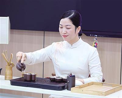 張揚(yáng)娣：點亮“茶”光！妙藝茶仙子繪就馥郁長卷:光繪機(jī)